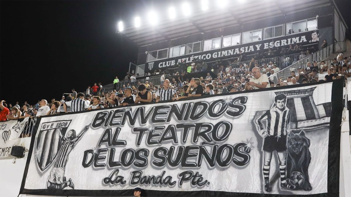 Una bandera de Gimnasia y Esgrima que hace alusi&oacute;n al V&iacute;ctor Legrotaglie.