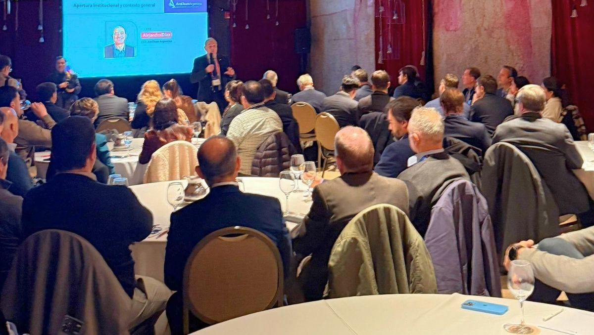 La Cámara de Comercio de Estados Unidos en Argentina reunió a empresarios mendocinos para brindarles un panorama ante la suba de aranceles. La Cámara de Comercio de Estados Unidos en Argentina reunió a empresarios mendocinos para brindarles un panorama ante la suba de aranceles.