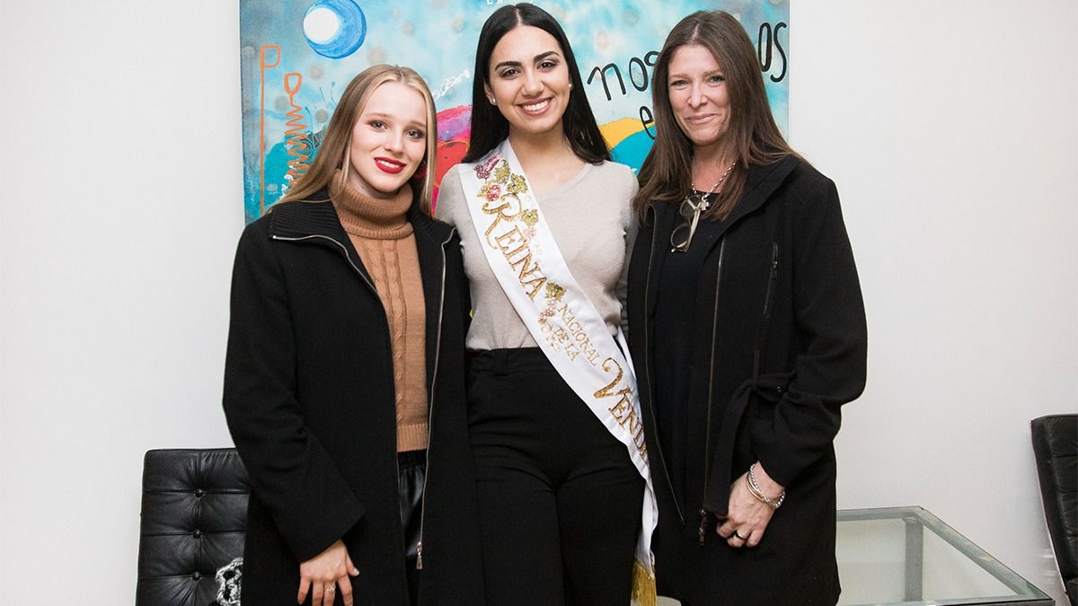 Giuliana Pilot, Natasha Sánchez y Gabriela Alé, directora ejecutiva de la Fundación Grupo América.