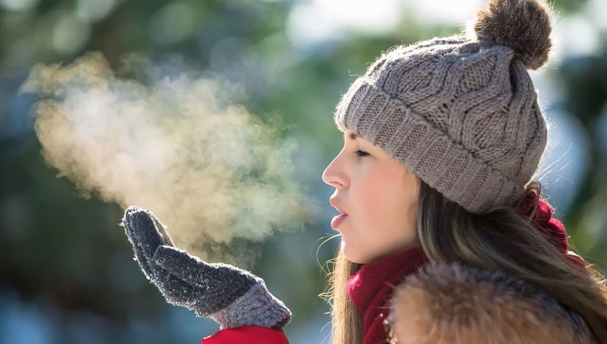 En días muy fríos es más fácil ver el "humo" que sale de nuestra boca. En días muy fríos es más fácil ver el "humo" que sale de nuestra boca.