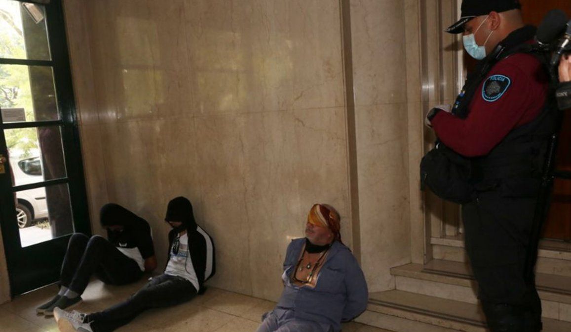 Los tres delincuentes fueron sorprendidos por la Policía cuando intentaban abandonar el edificio, en Palermo, luego de asaltar a una familia