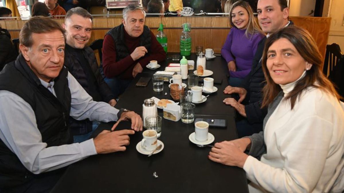 Tradicional café radical en domingo de elecciones. Rodolfo Suarez, Diego Costarelli, Alfredo Cornejo, Yamel Ases, Tadeo García Zalazar y Mariana Juri.