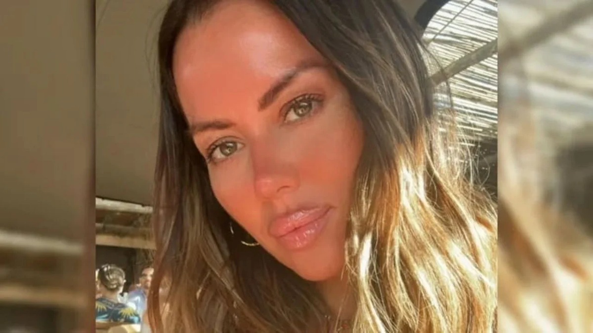 A sus 43 años, Karina Jelinek confirma que es la reina del látex desde Miami: XS, redcore y al ras