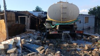 Un camión municipal se quedó sin frenos, chocó contra un paredón y el chofer terminó internado