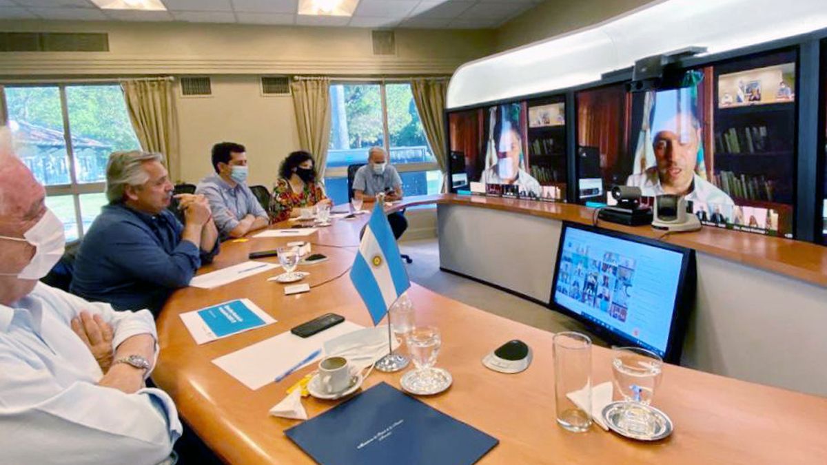 Alberto Fernández encabezará una videoconferencia con 12 gobernadores del centro y el sur para evaluar la situación sanitaria de la pandemia de coronavirus.