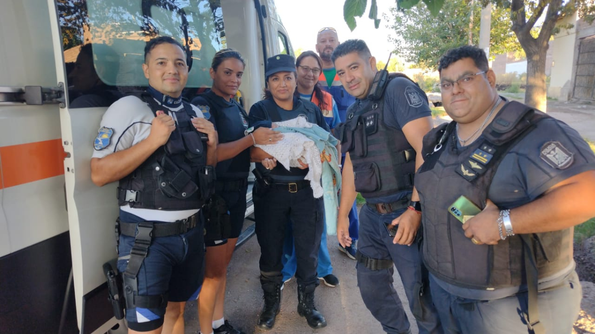 Efectivos de la Policía llegaron al lugar y se pusieron a la disposición de la joven de 26 años hasta que llegara la ambulancia.