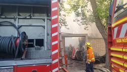 Personal de bomberos de Guaymallén trabajó intensamente para contener el fuego.