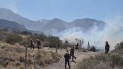 Maquinarias del Barrio Dalvian ayudan a contener el incendio