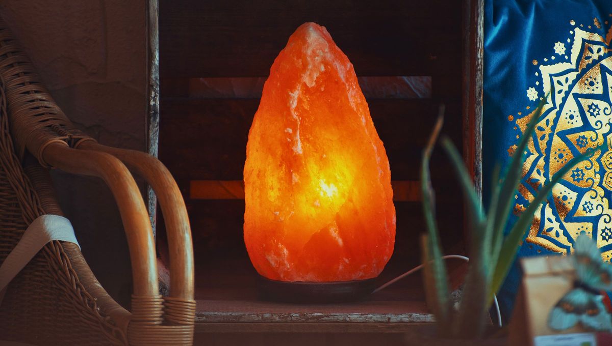 Las lámparas de sal del Himalaya suelen ser elogiadas por sus supuestos beneficios para la salud. Las lámparas de sal del Himalaya suelen ser elogiadas por sus supuestos beneficios para la salud. 