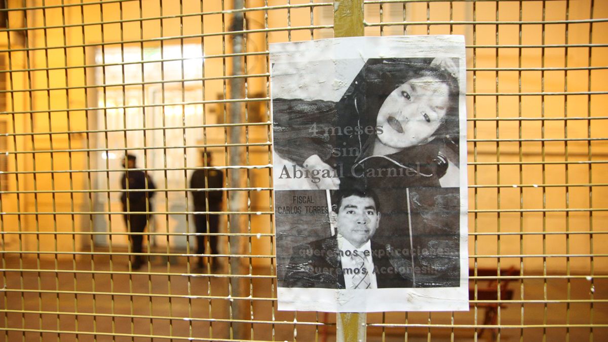 Pegaron carteles en repudio del fiscal de Homicidios Carlos Torres, del gobernador Rodolfo Suarez y del jefe de Policías, Roberto Munives.