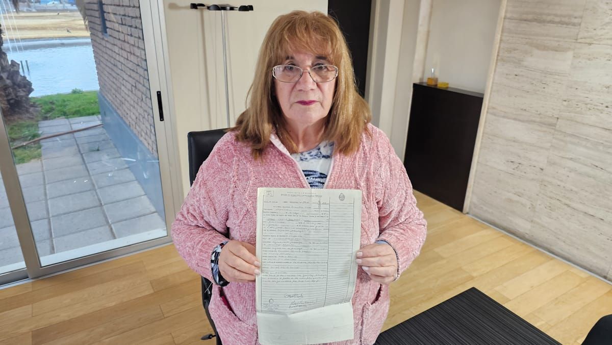 Mellizas. Dora Aguilar muestra el acta de nacimiento de su hija. Entró con un embarazo gemelar al Emilio Civit y salió con sólo una bebé. Mellizas. Dora Aguilar muestra el acta de nacimiento de su hija. Entró con un embarazo gemelar al Emilio Civit y salió con sólo una bebé.