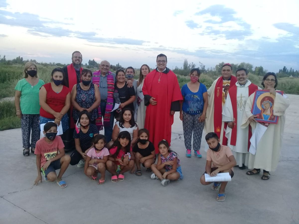 Gerardo Bustamante con la gente de Colonia Molina, con la que hoy trabaja a través de la organización Otro Mundo Posible. Gerardo Bustamante con la gente de Colonia Molina, con la que hoy trabaja a través de la organización Otro Mundo Posible.