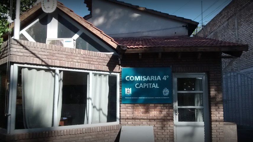 La Comisaría Cuarta recibió la denuncia del hecho de inseguridad en Mendoza. Un negocio de delivery de comidas rápidas sufrió un robo agravado por las amenazas a punta de pistola que sufrió el encargado.