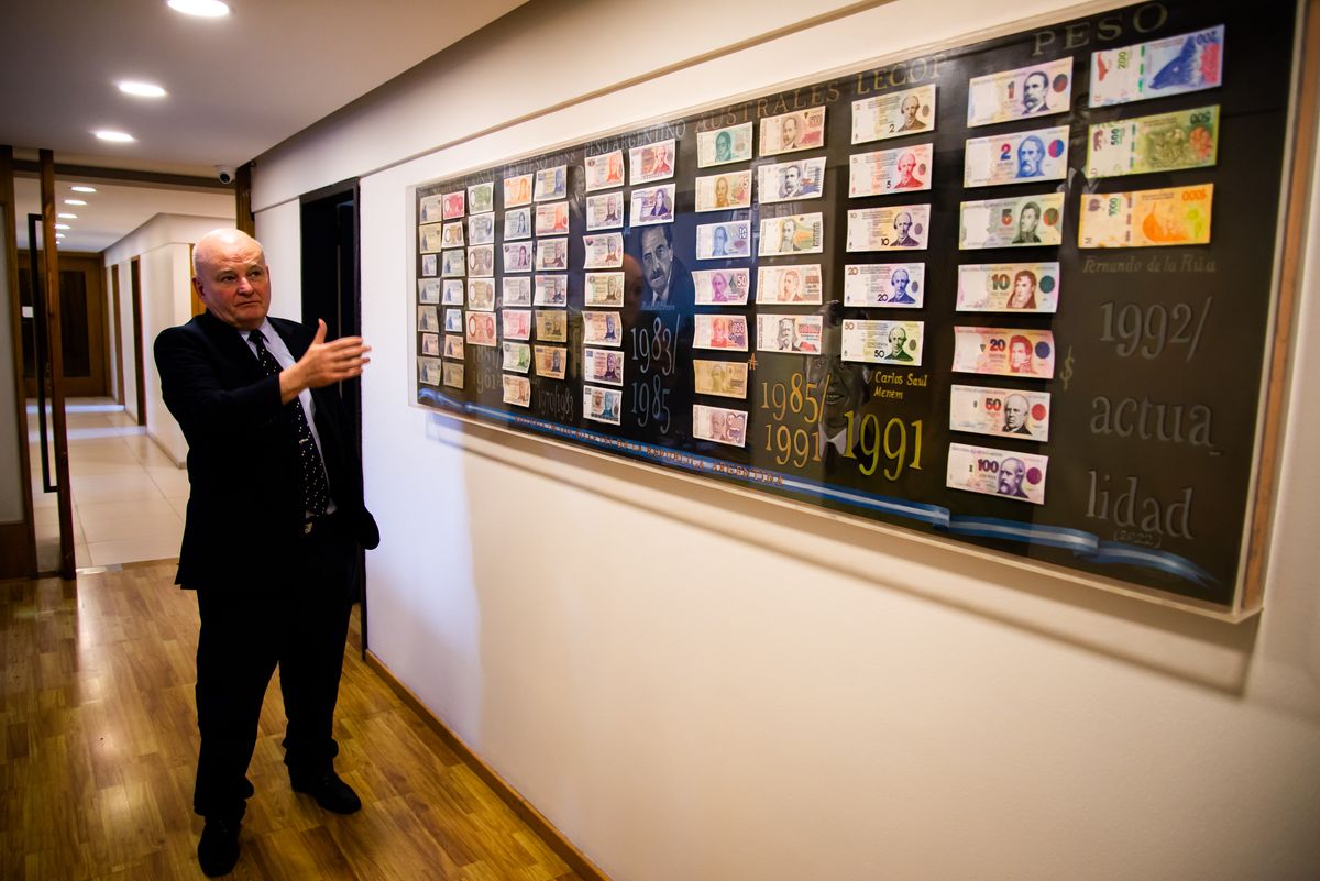 El cuadro con billetes argentinos de todas las épocas fue creado por la artista Florencia Aise con material de Casares. El cuadro con billetes argentinos de todas las épocas fue creado por la artista Florencia Aise con material de Casares.