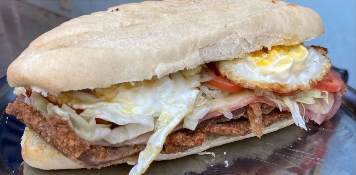 El famoso sandwich de milanesa tucumano a un precio de no creer.