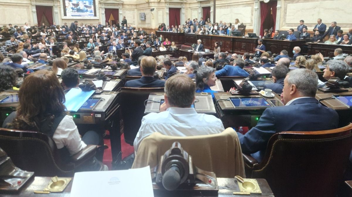 Martín Aveiro (en el centro, de espaldas) y a su derecha Adolfo Bermejo. Foto: X Martín Aveiro (en el centro, de espaldas) y a su derecha Adolfo Bermejo. Foto: X 
