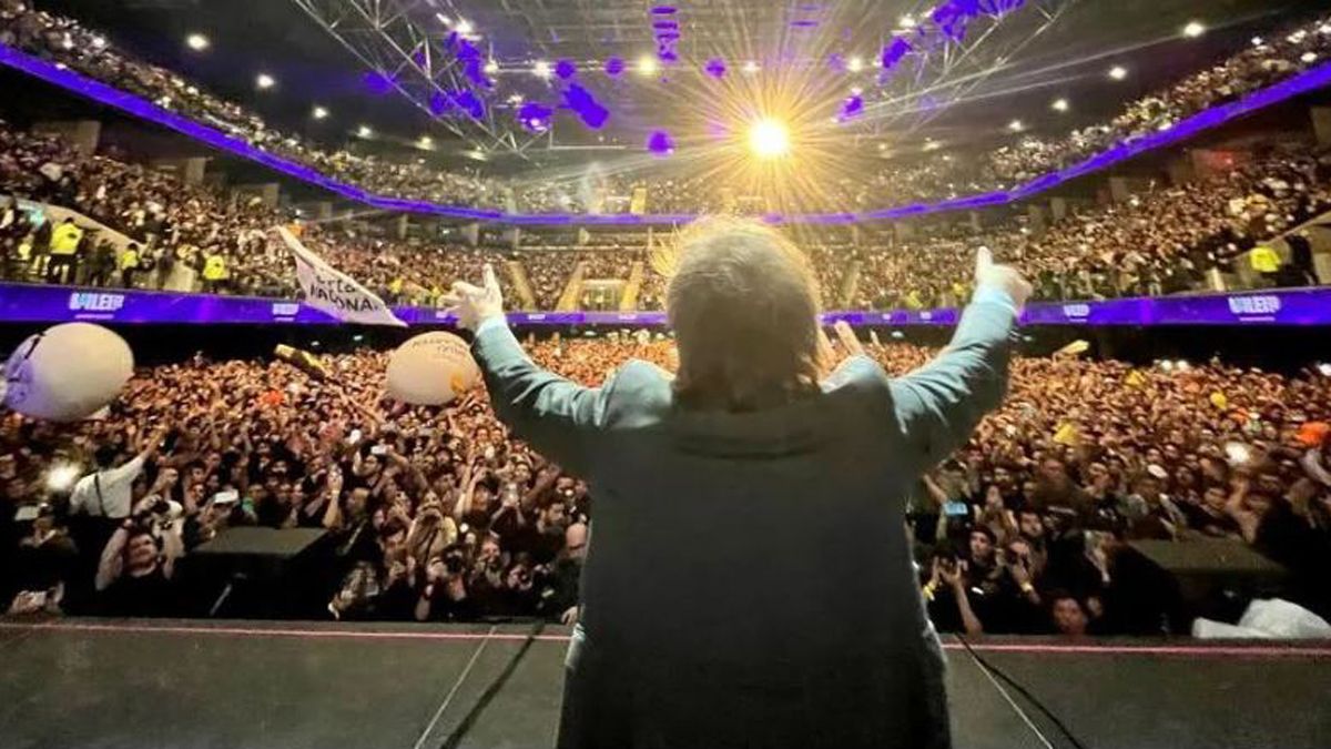 Javier Milei saluda a la multitud que lo consagró.