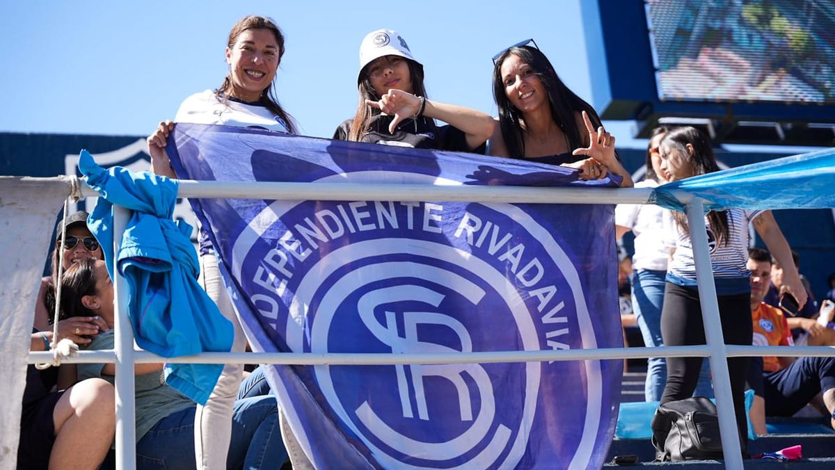 Los hinchas de Independiente Rivadavia, entre el duelo con el Tomba y el clásico que se viene con el Lobo en Primera