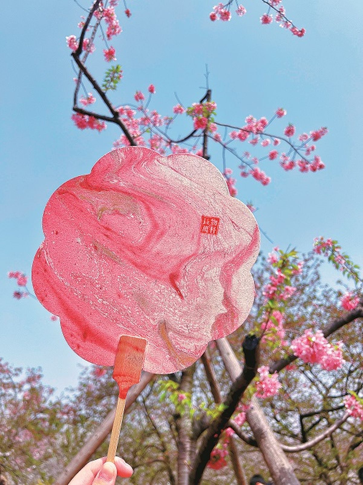 Un abanico pintado con laca. PARA USO DE CHINA DAILY Un abanico pintado con laca. PARA USO DE CHINA DAILY