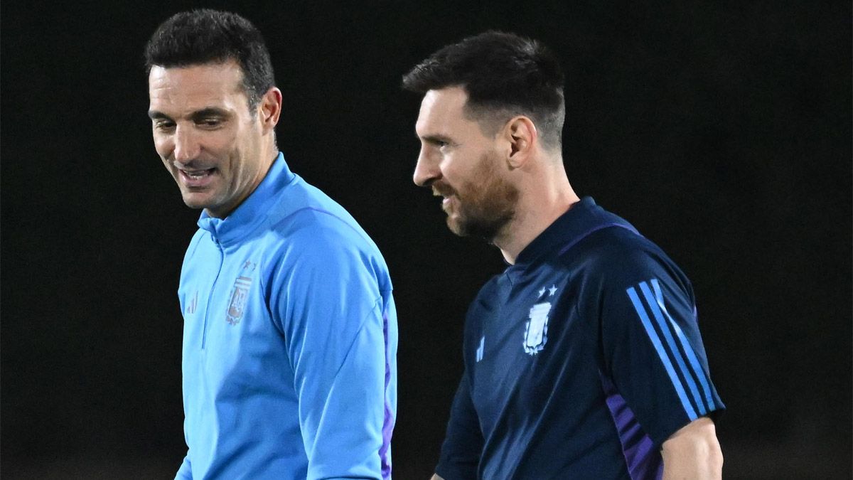 Lionel Scaloni y Lionel Messi mantienen una charla en la previa del partido de la Selección argentina ante México, por el Mundial Qatar 2022.