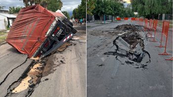Un camión quedó incrustado en un enorme pozo luego que el asfalto se hundiera en Maipú Un camión quedó incrustado en un enorme pozo luego que el asfalto se hundiera en Maipú