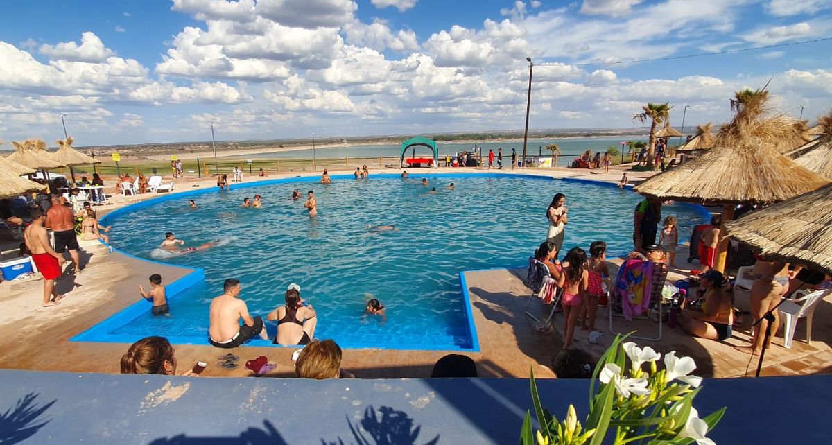 Uno de los tres piletones de El Carrizal que ofrece como balneario el municipio de Luján de Cuyo. Uno de los tres piletones de El Carrizal que ofrece como balneario el municipio de Luján de Cuyo.