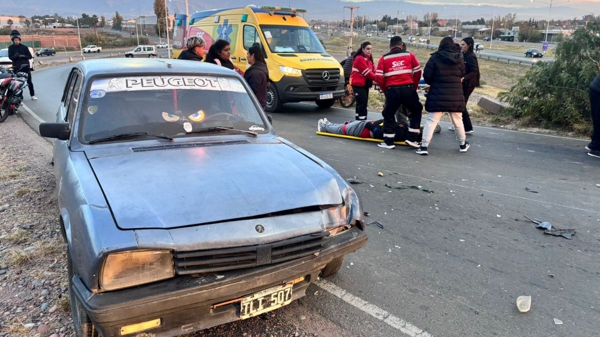 Una ambulancia trasladó al herido del accidente. Foto: Matías Pascualetti/Radio Nihuil. Una ambulancia trasladó al herido del accidente. Foto: Matías Pascualetti/Radio Nihuil.