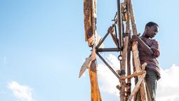 El joven de 14 años que salvó a su pueblo al construir un molino para generar electricidad El joven de 14 años que salvó a su pueblo al construir un molino para generar electricidad