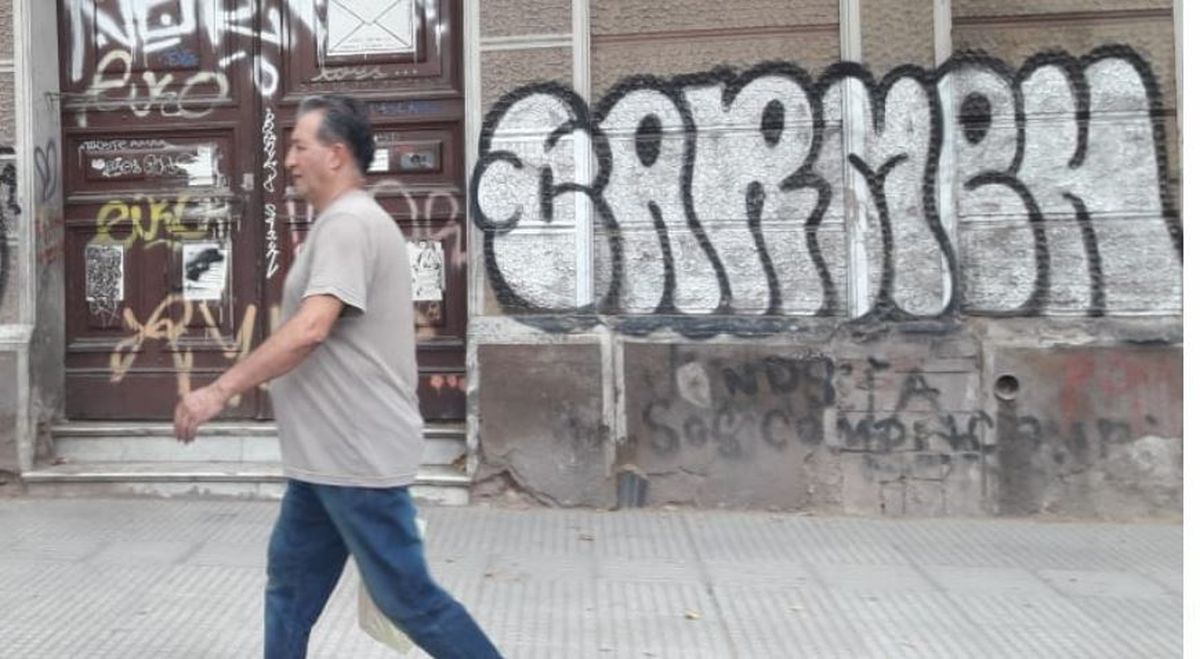 Edificio histórico, anexo de la Iglesia de los Jesuitas, en Colón y San Martín, arrasado por los vándalos del aerosol.
