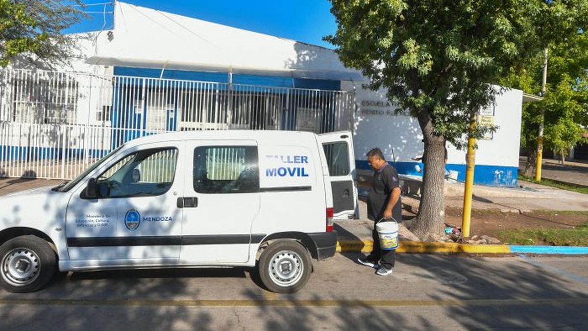 Infraestructura escolar comenzó con las reparaciones de baños, techos y pintura en 100 escuelas de Mendoza. Infraestructura escolar comenzó con las reparaciones de baños, techos y pintura en 100 escuelas de Mendoza.