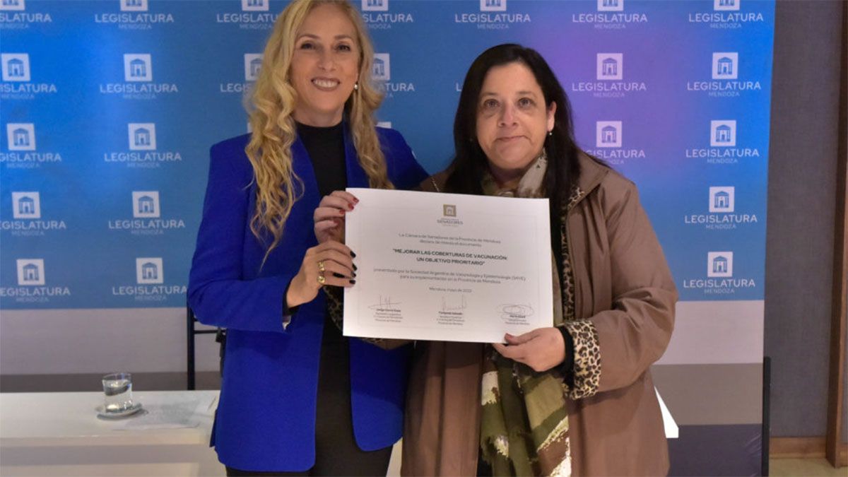 La senadora radical Fernanda Sabadín le otorgó un reconocimiento en la Legislatura a Iris Aguilar, la responsable de Inmunizaciones de Mendoza.