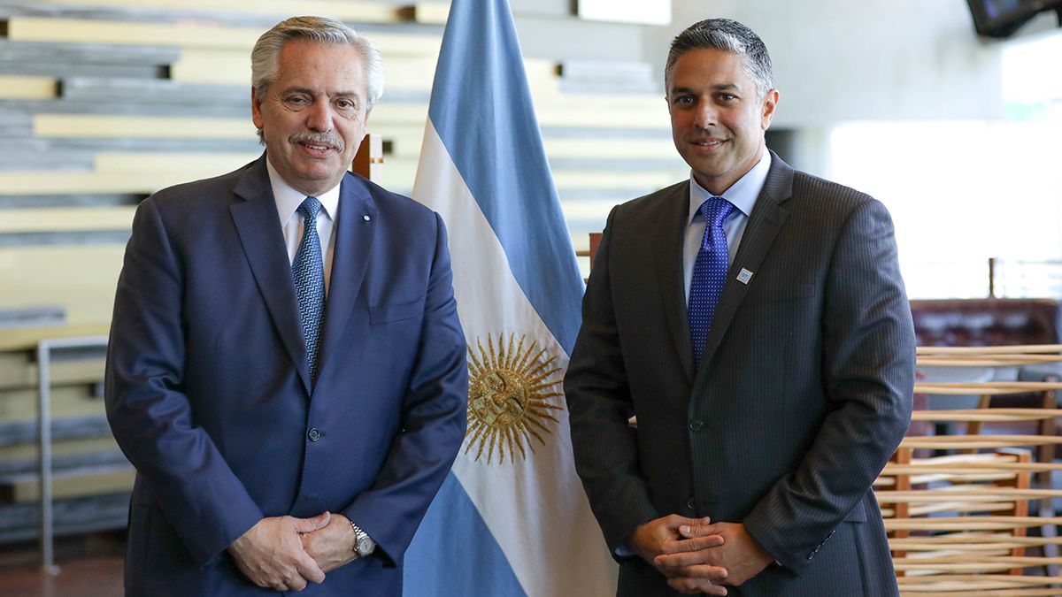 Alberto Fernández&nbsp; y el presidente de General Motors Internacional, Shilpan Amin.