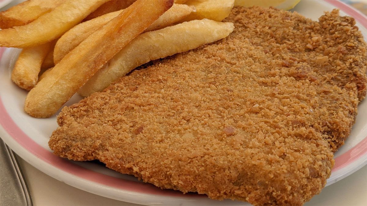 La milanesa de pollo clásica puede ser reemplazada por la de alitas de pollo.