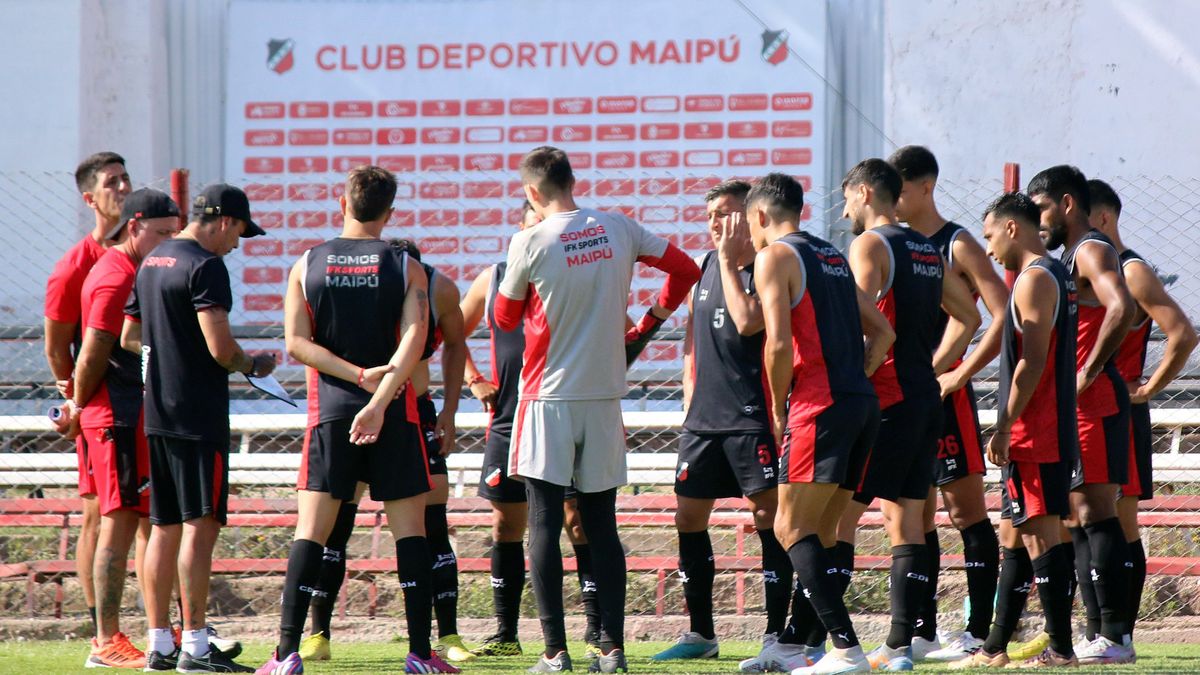 Sambueza probó dos equipos ante Independiente Sambueza probó dos equipos ante Independiente