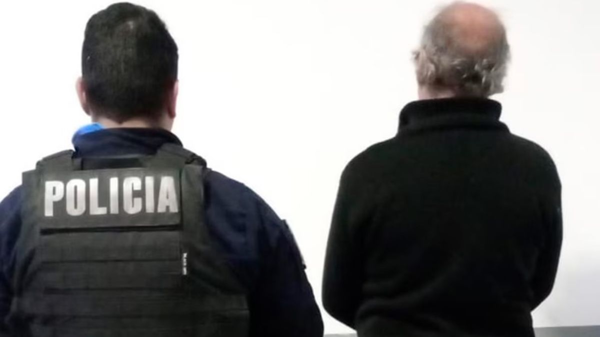 El jubilado de 63 años que salió de su casa disparando con una escopeta, en La Plata, quedó detenido El jubilado de 63 años que salió de su casa disparando con una escopeta, en La Plata, quedó detenido