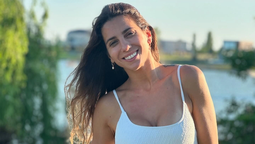 Cinthia Fernández estrena hilo dental ultra XS en clave tricolor
