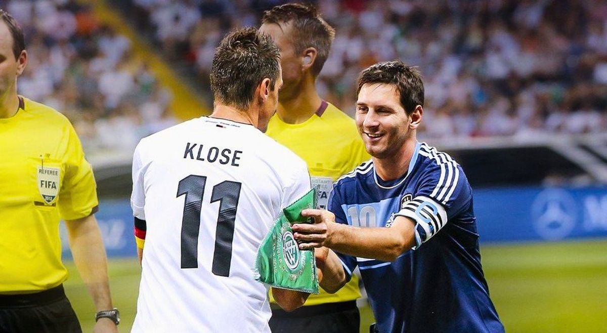 Lionel Mess junto a Miroslav Klose.