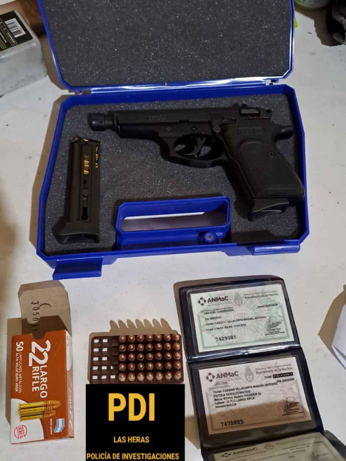 En uno de los allanamientos de Las Heras se encontró esta pistola Bersa calibre 22 robada, municiones y la documentación del arma y de legítimo usuario de la víctima del robo. En uno de los allanamientos de Las Heras se encontró esta pistola Bersa calibre 22 robada, municiones y la documentación del arma y de legítimo usuario de la víctima del robo.