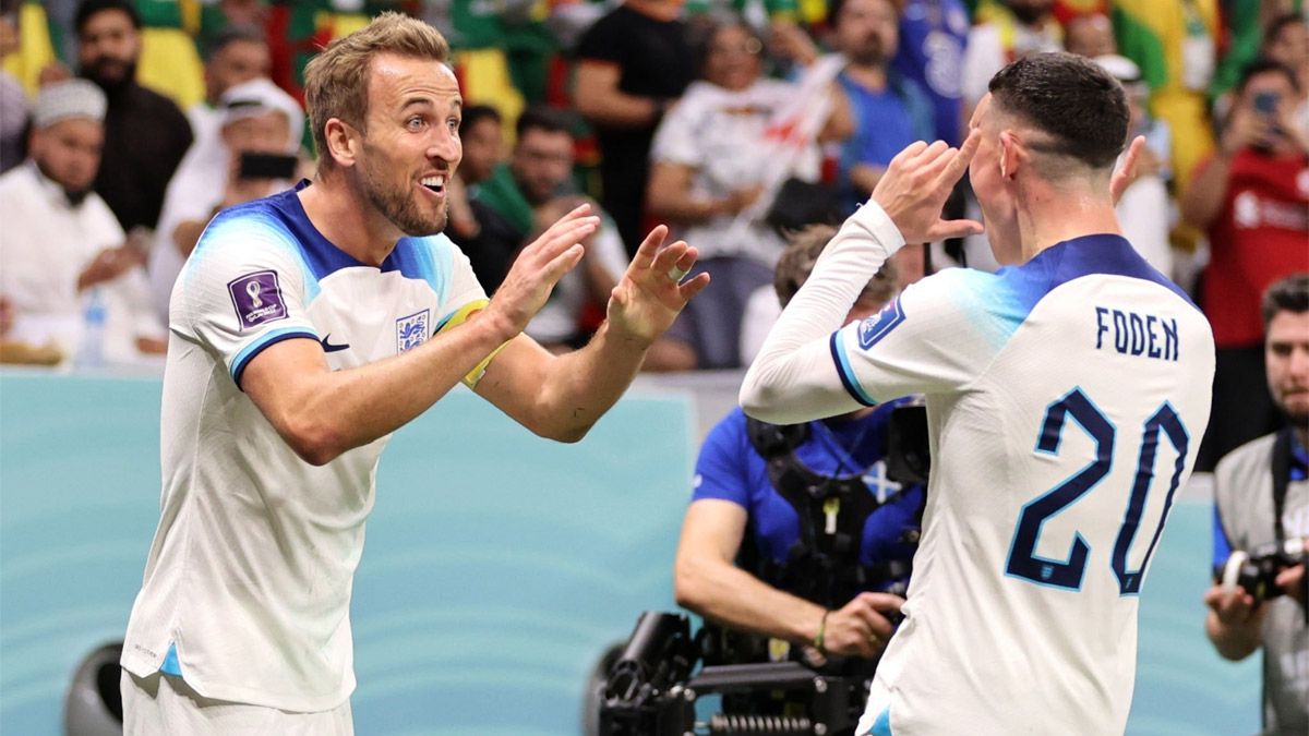 Kane y Foden celebran uno de los tantos de Inglaterra ante Senegal, por el Mundial Qatar 2022.