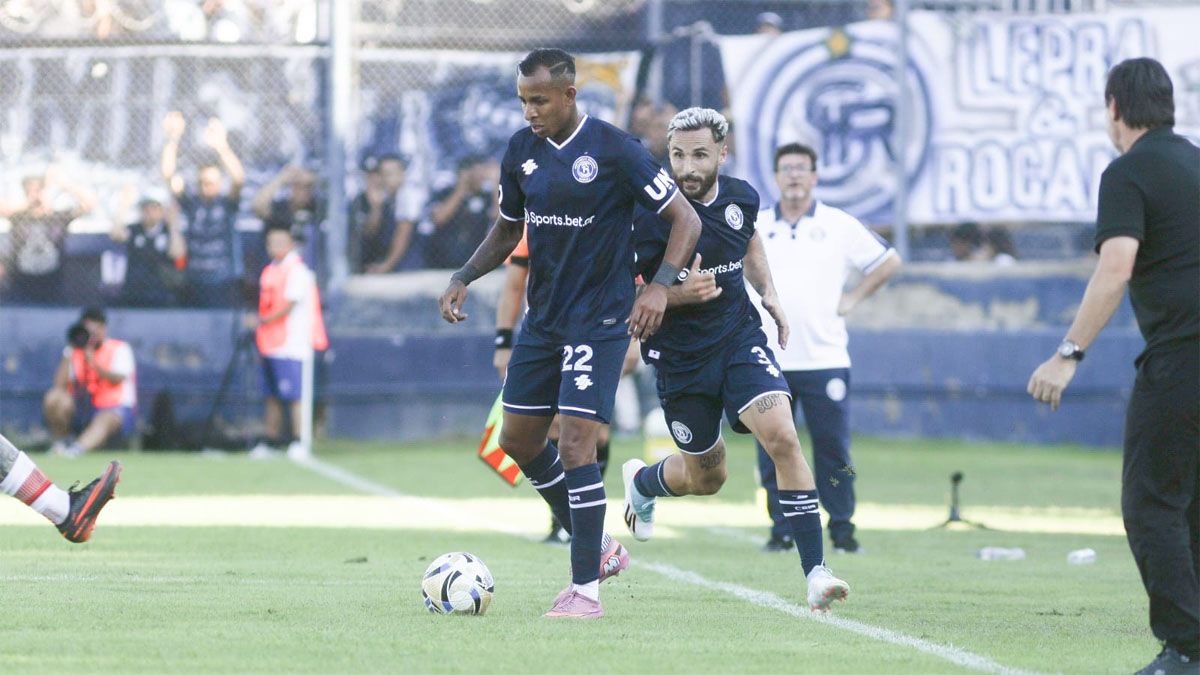 Sebasti&aacute;n Villa tiene la pelota. Es el mejor jugador de la Lepra.