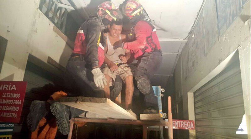 El rescate de don Segundo, el video viral que le devuelve la esperanza a Ecuador