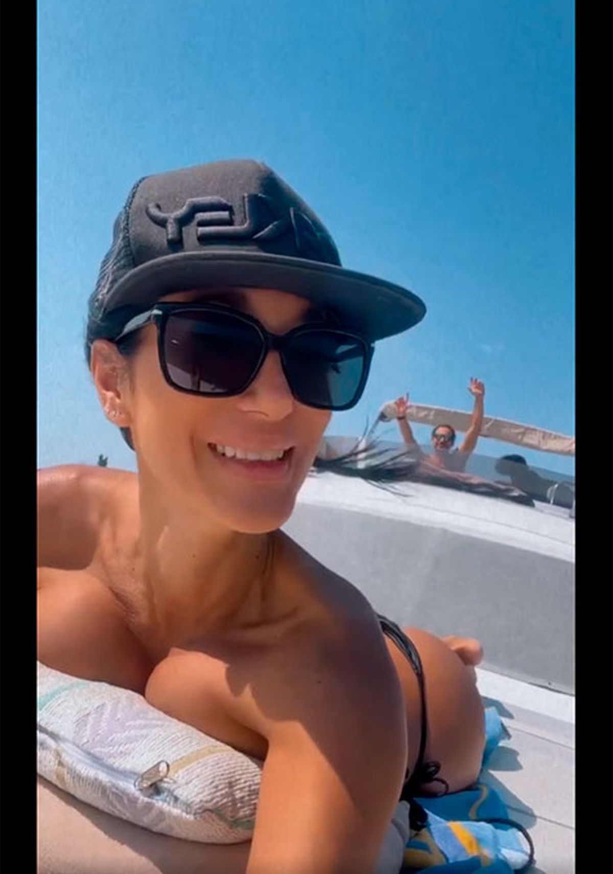 La imagen de Silvina Escudero tomándo sol arriba del yate.