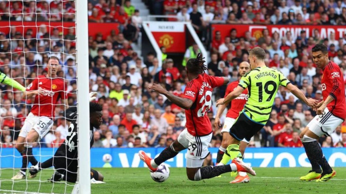 Arsenal derrotó al Manchester United y espera por el City para conocer si podrá consagrarse campeón.