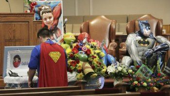Los superhéroes aparecieron en un funeral para despedir a un nene que murió en un tiroteo