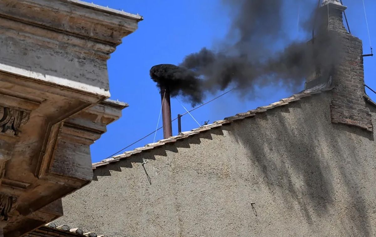 Fumata negra en la capilla Sixtina, lo que indica que no se hubo acuerdo para la elección de papa. Crédito: EFE/EPA/Ettore Ferrari.