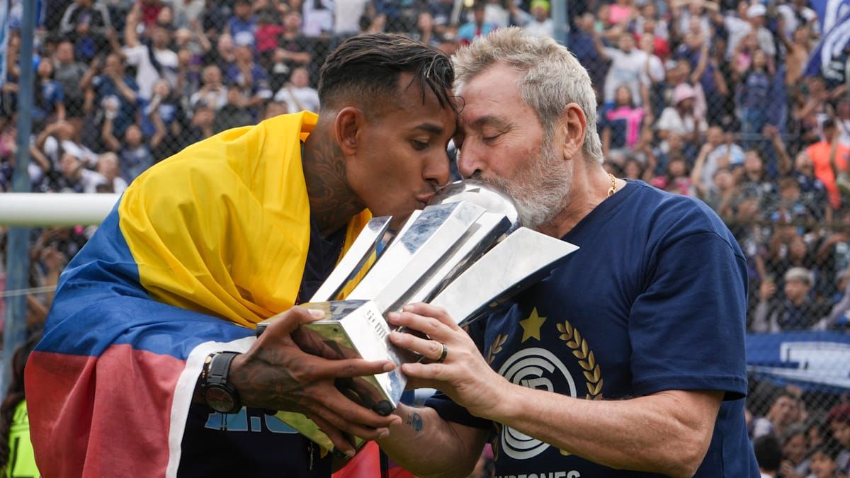 Sebasti&aacute;n Villa besa la Copa Argentina con los colores de Colombia. Su citaci&oacute;n es inminente.