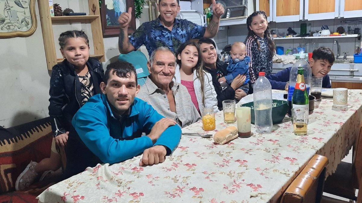 Parte de la familia de Juancito. Allí está su padre, quien le enseñó con el ejemplo la disciplina de un deportista. También están sus hijos, su hermano Gumer, una hermana y sobrinos.