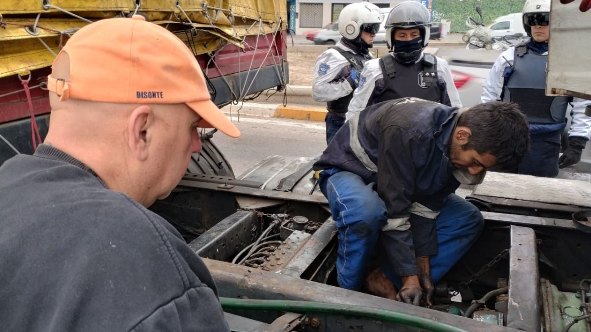 Adrián (izquierda) y Lautaro trabajando para destrabar al camión. Una "gauchada" en la mañana mendocina. Adrián (izquierda) y Lautaro trabajando para destrabar al camión. Una "gauchada" en la mañana mendocina.