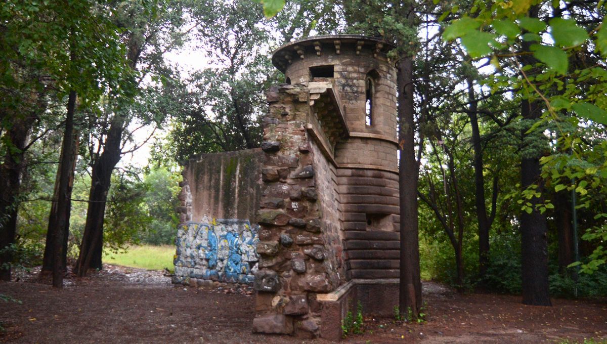 Este torreón misterioso en el parque se trataba de un proyecto carcelario, pero no se llevó a cabo porque se consideraba innecesario malgastar fondos destinados a hospitales o escuelas. De hecho, la penitenciaria terminó construida definitivamente en la avenida Boulogne-sur-Mer. Fuente: Mendoza Post. Este torreón misterioso en el parque se trataba de un proyecto carcelario, pero no se llevó a cabo porque se consideraba innecesario malgastar fondos destinados a hospitales o escuelas. De hecho, la penitenciaria terminó construida definitivamente en la avenida Boulogne-sur-Mer. Fuente: Mendoza Post.