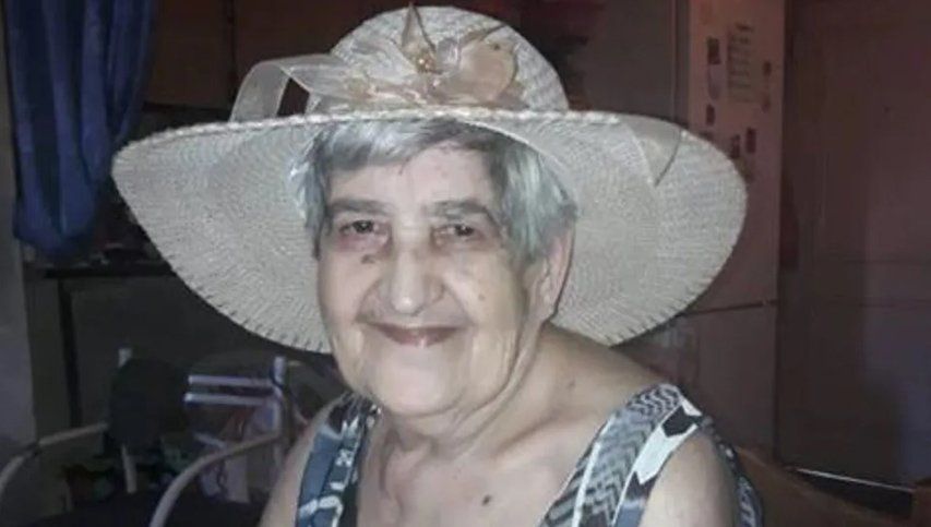 Ana tiene 77 años y baila con su bisnieta al ritmo de Daddy Yankee mientras cocina